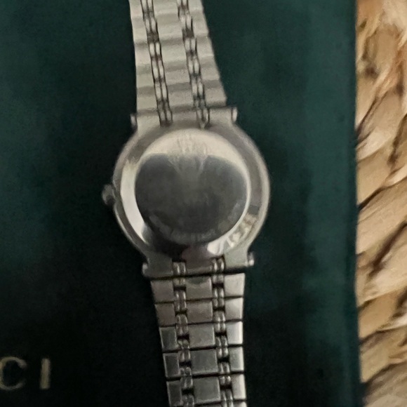Authentic Gucci 9000 series Watch - Picture 7 of 9